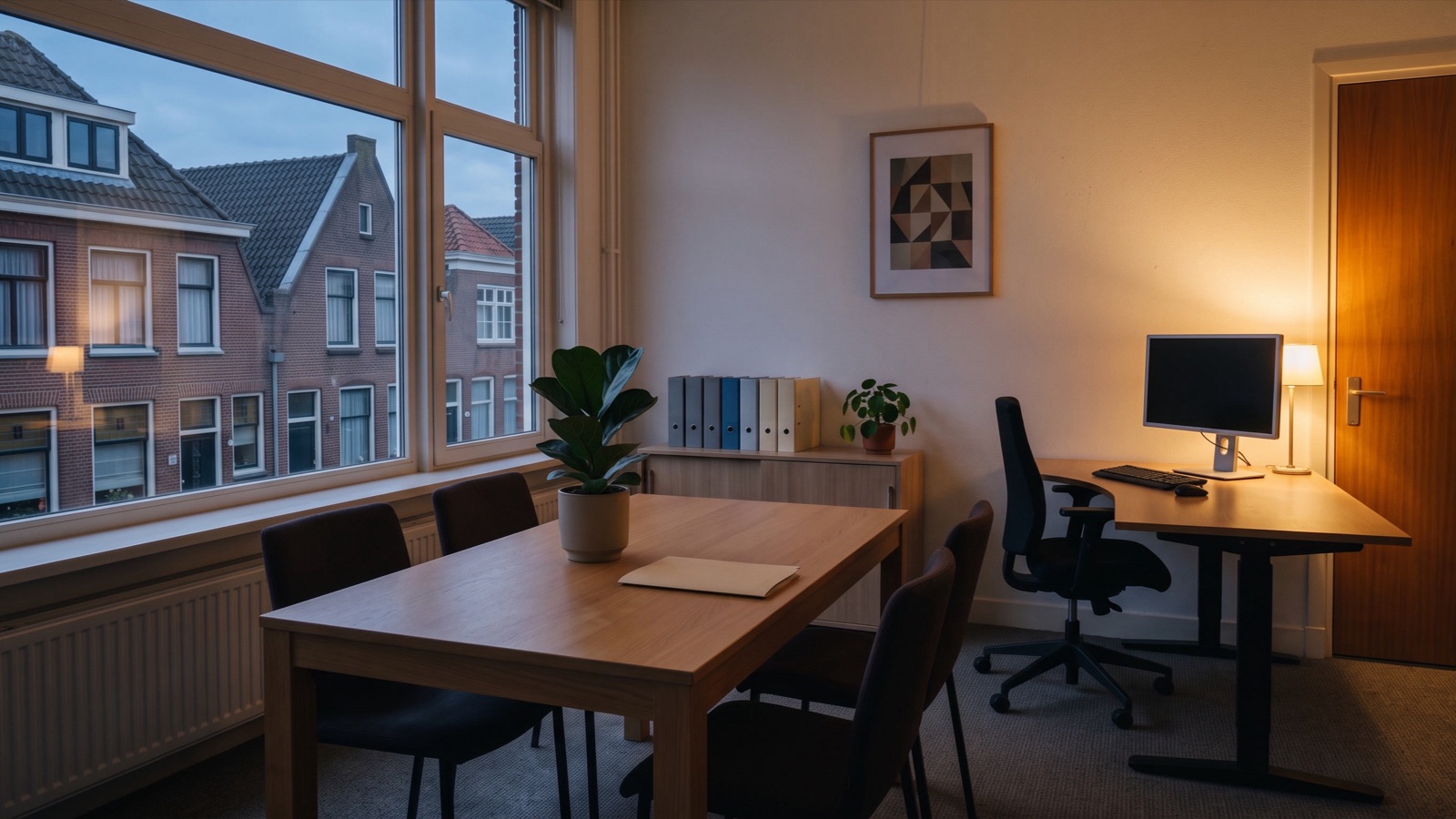 De lege overlegkamer van het kantoor aan het eind van de dag, met warm lamplicht