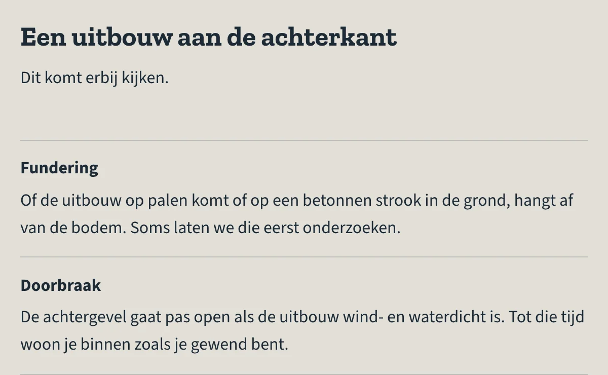 Op de voorbeeldsite: uitleg over een uitbouw aan de achterkant, met de fundering en de doorbraak
