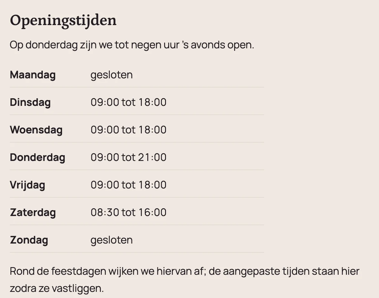 De openingstijden op de voorbeeldsite, met de dagen onder elkaar en de regel over de feestdagen